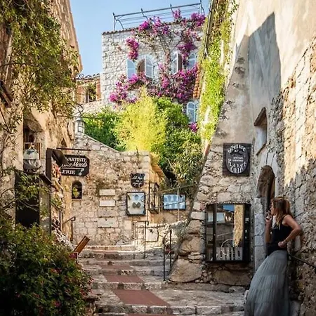 Au Calme, Avec Terrasse Et Parking A Village Apartment Eze