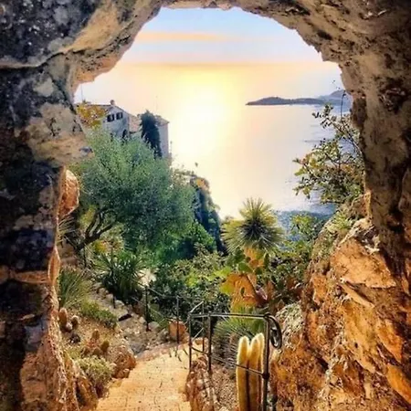 Au Calme, Avec Terrasse Et Parking A Village Eze